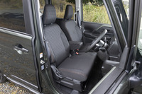 「スペーシア ギア」のシート表皮ははっ水加工されたファブリック。立派なセンターアームレストは収納ボックス付きだ。