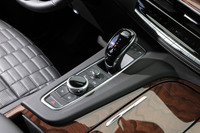 シフトセレクターはバイワイヤ式に変更するとともに、ステアリングコラムからセンターコンソールへと移設。インフォテインメントシステムは、タッチスクリーンだけでなく押しボタンやダイヤル式のコントローラーでも操作が可能だ。