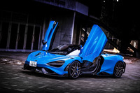 「マクラーレン765LTスパイダー」は、2020年3月にデビューした高性能ミドシップスポーツ「765LT」のオープントップバージョン。2021年7月に日本導入と、4950万円の車両本体価格がアナウンスされた。