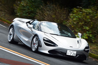 「マクラーレン720Sスパイダー」は車名の由来ともなった最高出力720PS、最大トルク770N・mの4リッターV8ツインターボをリアミドに搭載。カーボンファイバー製のリトラクタブルハードトップ(RHT)を採用し、オープン/クローズの動作は11秒で完了する。