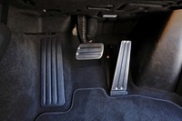 ペダルレイアウトは写真の通り。踏み応えの重さやステアリングホイールの操作感などは既存のポルシェ車と同じような味つけに感じられた。