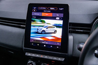 9.3インチの縦型タッチスクリーンが全グレードに標準で装備される。写真は「マルチセンス」と呼ばれる走行モード選択画面で「Sport」を表示させた様子。「Apple CarPlay」「Android Auto」のスマートフォン接続はワイヤレス式にアップデートされている。