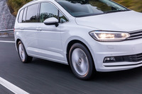 高速道路を行く「ゴルフトゥーラン」。車線変更時のふらつき感や、目地段差を越える際の衝撃が明らかに緩和されており、快適性の向上が実感できた。