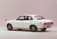 1976年にマイナーチェンジされた「バイオレット」の4ドアセダン。特徴だったクーペ風のルーフラインのせいで後方視界および後席のヘッドルームに難があるという声を受けてノッチバックに改められた。
