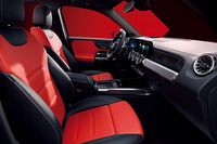 オプションの「アドバンスドパッケージ」を選択すると本革仕様のブラック単色か、レッドペッパーとブラックが組み合わされる内装色を選べる。