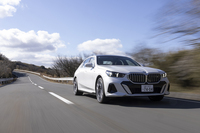 今回の試乗車は「BMW i5 eDrive35LエクスクルーシブMスポーツ」。車両本体価格の1061万円はスタンダードボディーの「i5 eDrive40 Mスポーツ」よりも20万円高い。