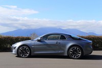 新型「A110」はMRの駆動方式を採用することで、オリジナルA110のような流麗なシルエットを実現している。空気抵抗係数は0.32。