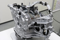 新開発の「デュアルモードCVT」。大きな変速比幅と中・高速域での伝達効率の高さが追求されている。