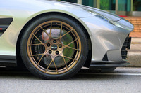 足元の仕様は、21インチの鍛造ホイールにピレリと共同開発した同車専用設計の「PゼロPZ4」の組み合わせ。カーボンセラミックブレーキが標準で装備される。