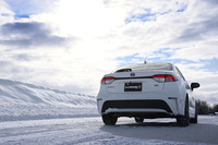 「アイスガード7」と「アイスガード8」の比較試走では、アイスガード7を装着した車両でもさしたる不満はなかった。けれどもアイスガード8装着車では、スタート時のアクセルひと踏みの瞬間から、もはや「誰でも違いがわかる」というレベルでトラクション能力に差を感じた。