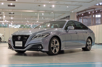 同日にデビューした新型「クラウン」。「カローラ スポーツ」とともに、「コネクティッドカー」の第1弾として発売された。