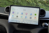 ダッシュ中央のタッチスクリーンのサイズは大きいほうの「iPad Pro」とほぼ同等の12.8インチ。輝度も精細感も十分なハイクオリティーなディスプレイだ。