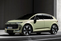 こちらは2026年9月にデビューしたエントリーレベルの電気自動車「A2 e-tron」。シンプルなボディーの造形には「ヌヴォラーリ」との共通性を感じるものの……やっぱり“顔”が気になる。