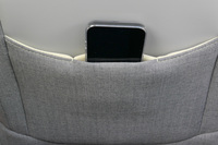 シート背面のポケットが深いので、スマートフォン専用に底の浅いポケットも備わっている。