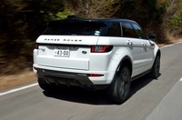 2リッターターボの「インジニウム」エンジンは、従来の2リッターターボから15%の燃費向上(エンジン単体)がうたわれている。最新型「イヴォーク」では、JC08モード燃費が10.6km/リッター→13.4km/リッターへと、約26%向上している。