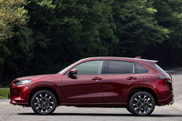 ボディー形状はSUVとしてはロー&ロングなフォルムが特徴。ゴテゴテとしたメッキ装飾やモールディングを排した、シンプルな意匠も目をひく。