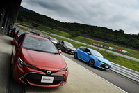 富士スピードウェイのショートサーキットに並んだ、色とりどりの「カローラハッチバック」(仮称)。2018年6月26日にデビューすることが明らかにされている。
