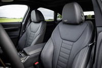 ヴァーネスカレザーで仕立てられた「B4 GTグランクーペ」のシート。ヘッドレストにゴールドの「オロ・テクニコ」カラーで刺しゅうされた「GT」の文字が入る。シート表皮はより上質なメリノレザーも選択できる。