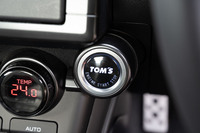 「TOM'S」のロゴが入ったイグニッションスイッチ。TOM'Sといえば、かつては国内屈指のレーシングチームであり、トヨタのワークスチームとしてルマン24時間レースにも参戦したことのある名門だ。