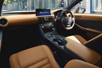 静粛性の高さでは定評のあるレクサス。モーター駆動が可能なハイブリッド車は、その点でも有利なモデルといえる。