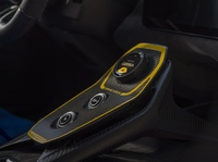 カーボン素材を露出させたセンターコンソール。イエローの縁取りは、夜間の視認性・操作性向上を意識したレーシングカーの内装にならったもの。