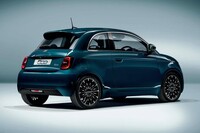 クローズドボディーの上級モデル「500eアイコン」。17インチホイールが装着される。