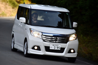 「ソリオ」のフルハイブリッド車のトランスミッションには、マイルドハイブリッド車やガソリン車に搭載されるCVTではなく、ロボタイズドMTの5段AGSが搭載される。