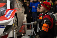 チームの好成績に、メカニックの顔にも思わず笑顔が。