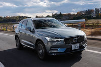 新型「XC60」は先代と比べ、全長と全幅が拡大。一方で全高は低く抑えられ、ロー&ワイドなスタイルを実現している。写真は「T5」。