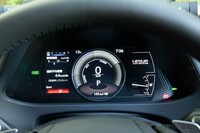 メーターパネルは「UX300e」専用デザイン。駆動用バッテリーの残電力計は右下の部分(針式!)で、具体的な%表示はされない仕組み。