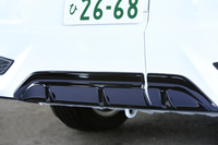 空力面では専用形状の前後バンパーによってリフトバランスを最適化。高速安定性やコーナリング性能を向上させている。