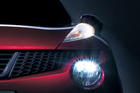 「日産ジューク」のヘッドランプ。
明照寺:「ヘッドランプを上下に分けているという点は一緒なのですが、『シトロエンC3』などのクルマと『日産ジューク』では、表現しようとしているものの方向性が全然違うんですよ」