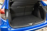 ライバルを大きく上回る広さが自慢のラゲッジスペース。容量はハイブリッドのFF車で393リッターと公表されている。