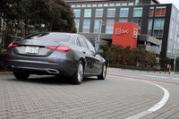 ロングドライブに好適な性能を有していた新型「Cクラス」。世はSUVが全盛だが、「走りの質を重視するなら、やはりセダン」と感じさせるクルマに仕上がっていた。