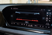 ライトグラフィックは全8パターンから好みのデザインを選択できる。フロントのカスタマイズは全車標準だが、リアはオプションのOLEDライトを装着しないと変えられない。