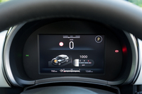 メーターパネルは7インチの液晶タイプ。ヘリテージデザインを採用したとされており、温度計のような表示スタイルのタコメーターがカッコいい。