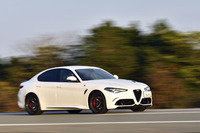 車重は1710kg。前後の重量配分は50:50がうたわれる。参考までに車検証記載値から算出すると53:47となる。試乗車のボディーカラーは「トロフェオ ホワイト」。