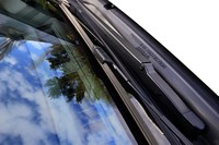 歩行者保護用のエアバッグも全車に標準装備となっている。