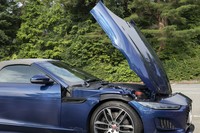 ボンネットは前方にヒンジを持つ逆アリゲータータイプ。ヘッドランプ形状の変更に合わせてボンネットの形も変わっている。