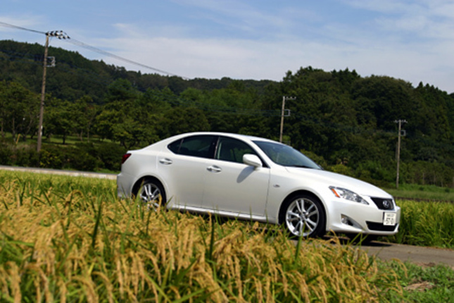 【スペック】IS250バージョンS:全長×全幅×全高=4575×1795×1435mm/ホイールベース=2730mm/車重=1580kg/駆動方式=FR/2.5リッターV6DOHC24バルブ(215ps/6400rpm、26.5kgm/3800rpm)/価格=405万円(テスト車=442万8000円/ムーンルーフ=9万4500円/マークレビンソンプレミアムサラウンドサウンドシステム=28万3500円)