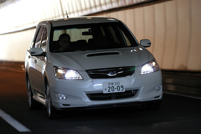 【スペック】全長×全幅×全高=4740×1775×1650mm/ホイールベース=2750mm/車重=1610kg/駆動方式=4WD/2リッター水平対向4 DOHC16バルブターボ(225ps/5600rpm、33.2kgm/4400rpm)/価格=359万1000円(テスト車=389万250円/リアビューカメラ付きHDDナビゲーションシステム=26万7750円/特別色サテンホワイトパール=3万1500円)
