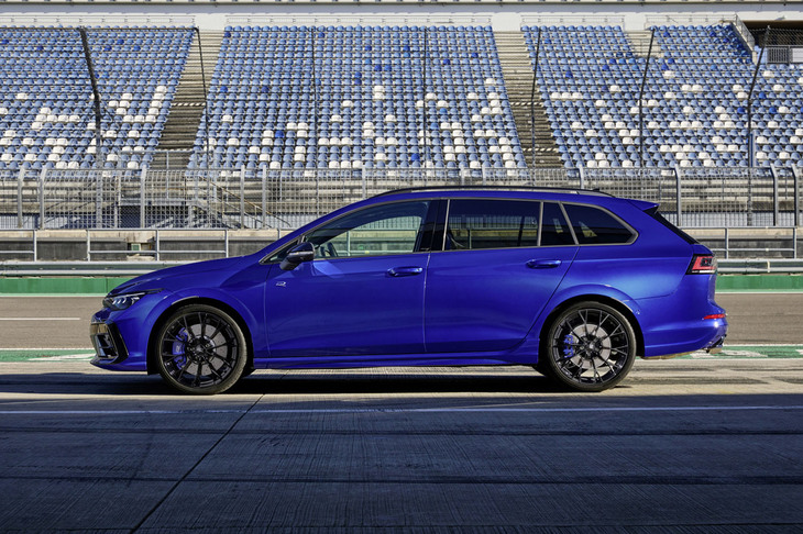 「ゴルフRヴァリアント」は、後席を倒すことで最大1642リッターの荷室容量が得られる。