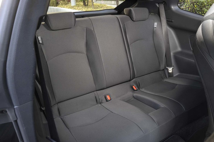 後席の定員は2人。左右席間の座面部分は、小物を置くスペースとなっている。