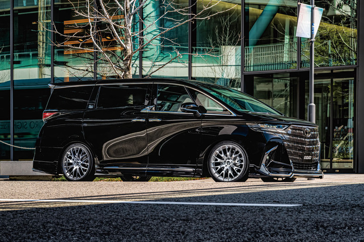 人気沸騰の上級ミニバン「トヨタ・アルファード」への装着例。「2×9R」の風格あるデザインが、車両本来の魅力を一段と高めてくれる。