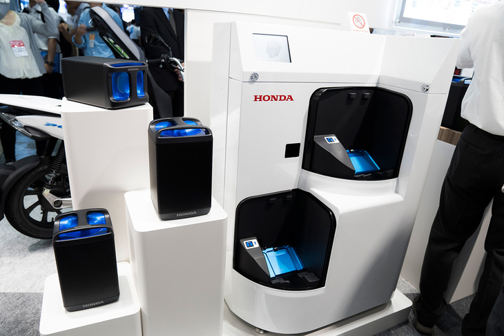 充電ステーション「Honda Mobile Power Pack Exchanger(ホンダモバイルパワーパックエクスチェンジャー)」。“電池切れ”のHMPPと、充電済みのHMPPを交換することができる。