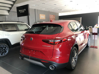 ショールームの展示車は最高出力180psの2.2リッターディーゼルターボエンジンに8段ATを組み合わせた「Q4エグゼクティヴ」というグレード。ベース価格は5万4100ユーロ(約691万円、付加価値税を含む)。