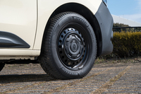 タイヤはスタンダードな「カングー」よりも1インチ小さい16インチ。ミシュランのオールシーズンタイヤ「クロスクライメート」を履くのが特徴だ。