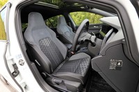 「eTSI Rライン」専用となるヘッドレスト一体型スポーツシート。表皮はファブリックとマイクロフリースの組み合わせ。