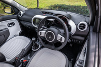 「トゥインゴS」の内装は、外装色にかかわらず「ブランインテリア」と呼ばれるホワイトとブラックのコンビネーションカラーで仕立てられる。