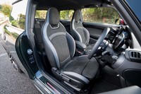 ダイナミカとレザーのコンビシートはオプションの「ジョンクーパーワークストリム」に含まれている。調整はすべて手動式。